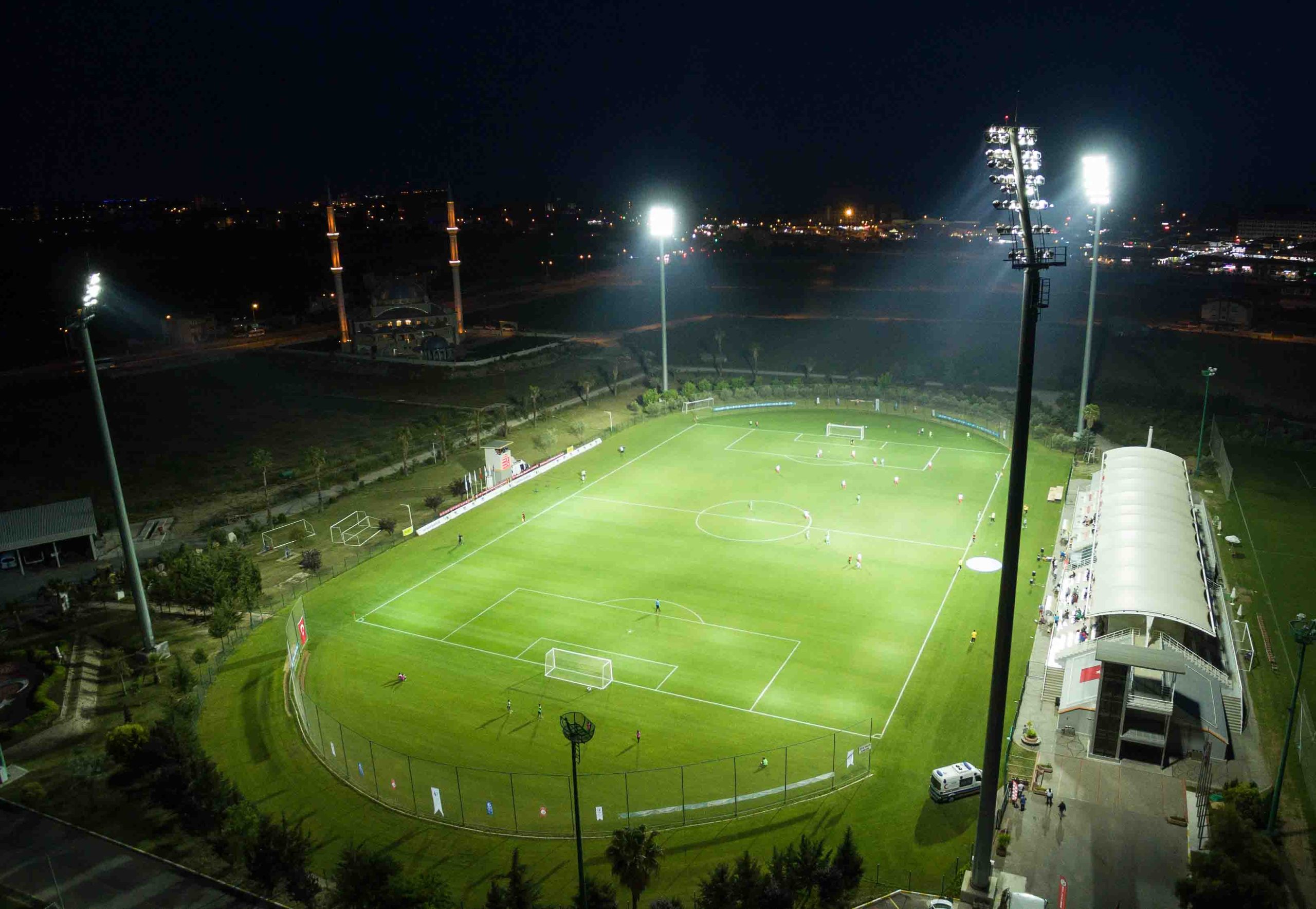 Hapag lloyd emirhan sportkomplex platz1 flutlicht scaled