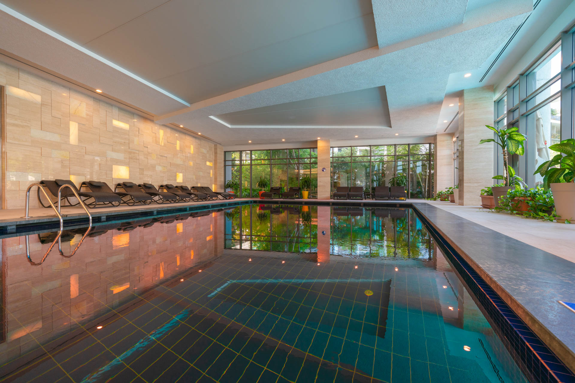 Hapag lloyd reisebuero the sense indoorpool