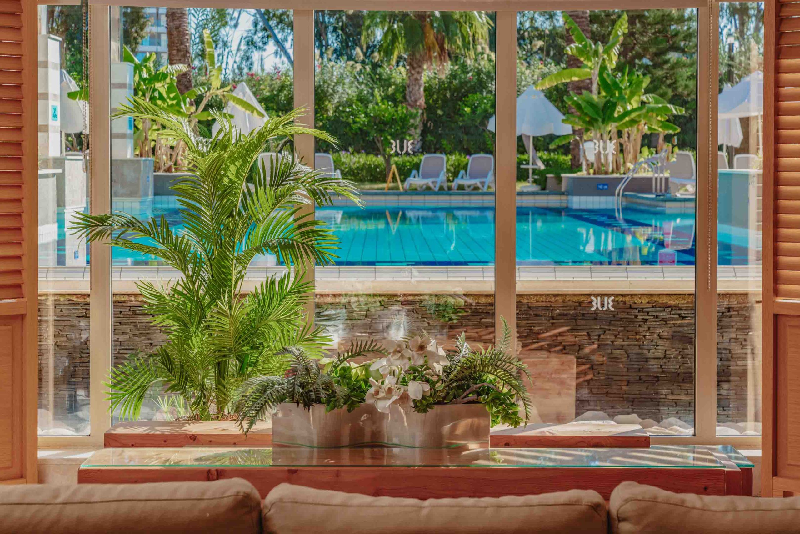 Hapag lloyd tui blue xanthe pool 1 scaled