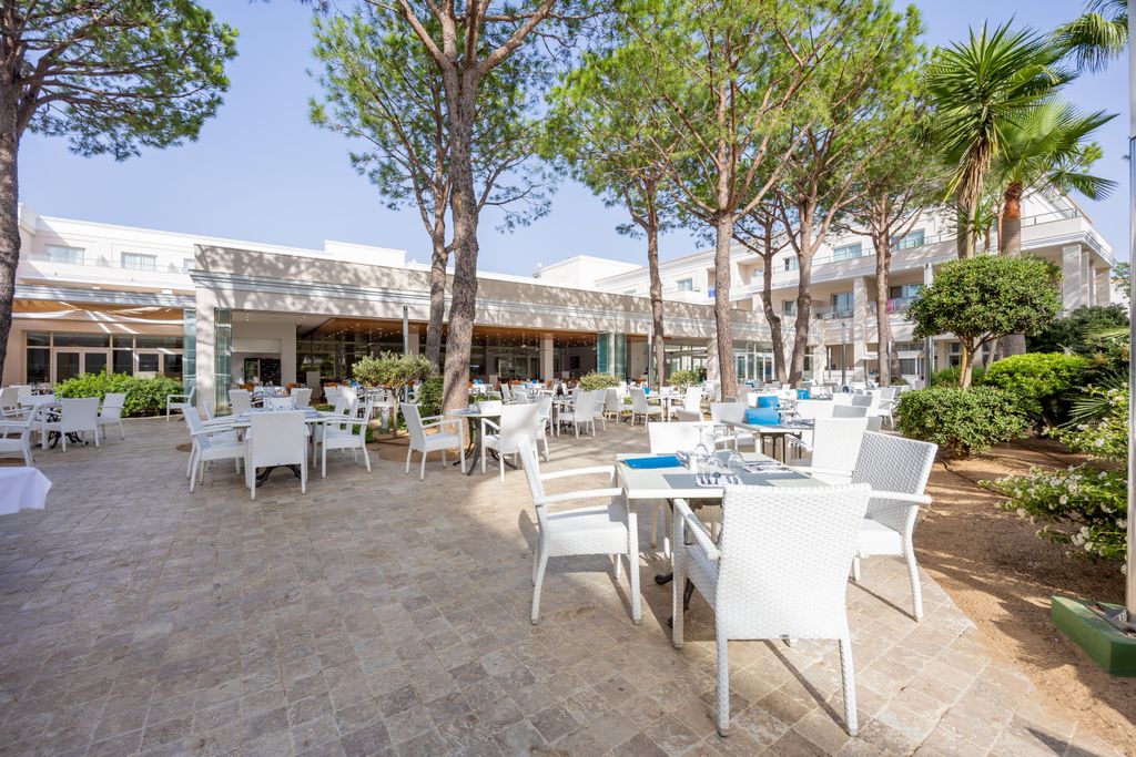 Hipotels barrosa garden buffet restaurant terrace 2